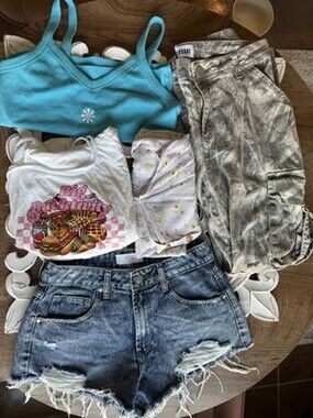 Teen/junior Girl Clothing Bundle Size M, 7/9. 5 Pieces 3 Shirts,1 Short, 1 Pants